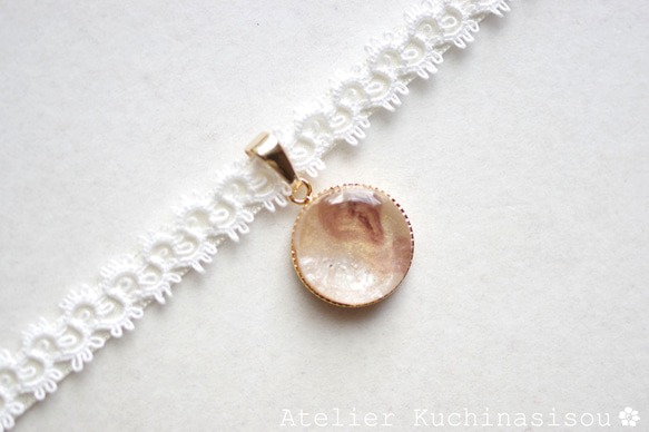 【訂製款】樹脂藝術圓形圖案、梭織花邊和緞帶項鍊“昏昏欲睡” 第5張的照片