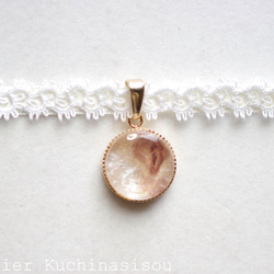 【訂製款】樹脂藝術圓形圖案、梭織花邊和緞帶項鍊“昏昏欲睡” 第4張的照片