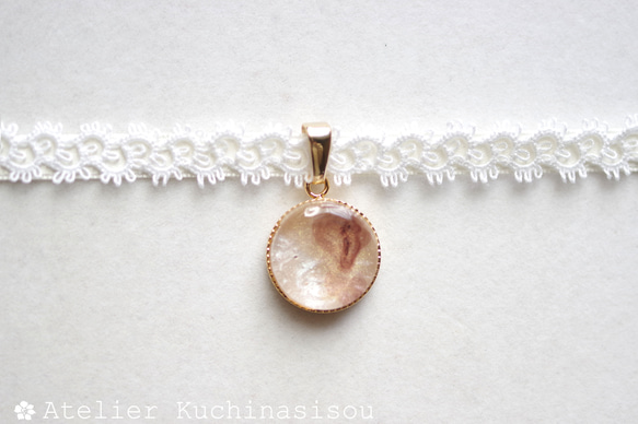 【訂製款】樹脂藝術圓形圖案、梭織花邊和緞帶項鍊“昏昏欲睡” 第4張的照片