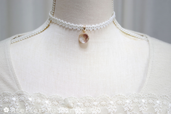 【訂製款】樹脂藝術圓形圖案、梭織花邊和緞帶項鍊“昏昏欲睡” 第2張的照片