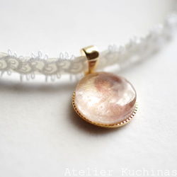 【訂製款】樹脂藝術圓形圖案、梭織花邊和緞帶項鍊“昏昏欲睡” 第1張的照片