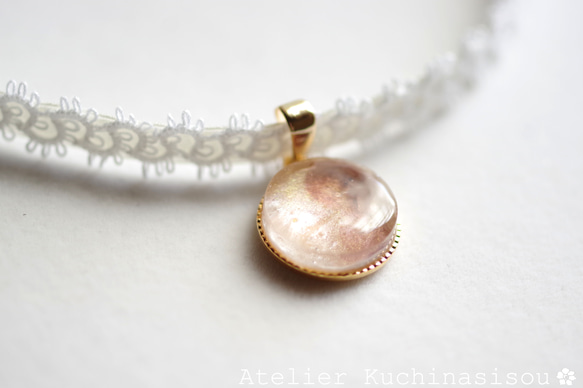 【訂製款】樹脂藝術圓形圖案、梭織花邊和緞帶項鍊“昏昏欲睡” 第1張的照片