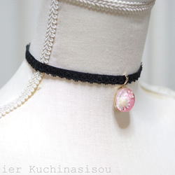 【訂製款】樹脂藝術圓形圖案、梭織蕾絲和天鵝絨絲帶項鍊“花之時” 第3張的照片