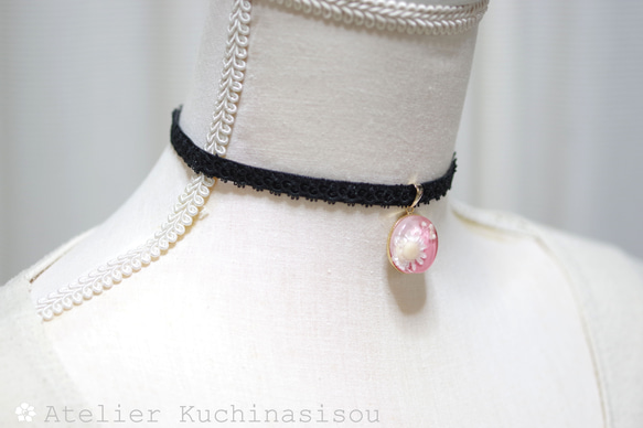 【訂製款】樹脂藝術圓形圖案、梭織蕾絲和天鵝絨絲帶項鍊“花之時” 第3張的照片
