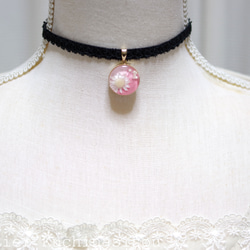 【訂製款】樹脂藝術圓形圖案、梭織蕾絲和天鵝絨絲帶項鍊“花之時” 第2張的照片