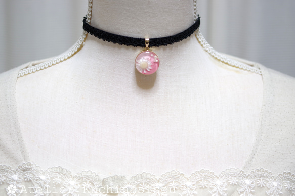 【訂製款】樹脂藝術圓形圖案、梭織蕾絲和天鵝絨絲帶項鍊“花之時” 第2張的照片