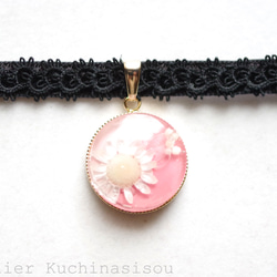 【訂製款】樹脂藝術圓形圖案、梭織蕾絲和天鵝絨絲帶項鍊“花之時” 第1張的照片