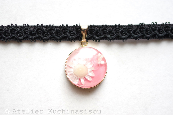 【訂製款】樹脂藝術圓形圖案、梭織蕾絲和天鵝絨絲帶項鍊“花之時” 第1張的照片