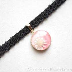 【訂製款】樹脂藝術圓形圖案、梭織蕾絲和天鵝絨絲帶項鍊“花之時” 第4張的照片