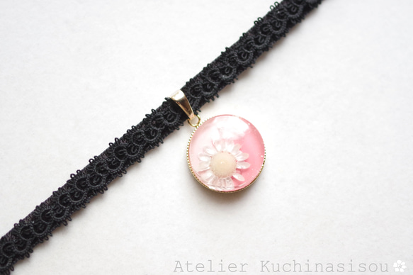 【訂製款】樹脂藝術圓形圖案、梭織蕾絲和天鵝絨絲帶項鍊“花之時” 第4張的照片