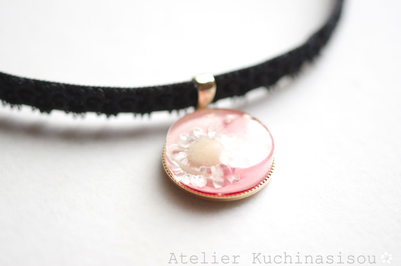 【訂製款】樹脂藝術圓形圖案、梭織蕾絲和天鵝絨絲帶項鍊“花之時” 第5張的照片