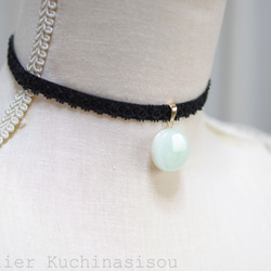 【訂製款】樹脂藝術圓形圖案、梭編蕾絲和天鵝絨絲帶項鍊“遙遠的迴聲” 第2張的照片