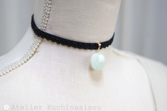 【訂製款】樹脂藝術圓形圖案、梭編蕾絲和天鵝絨絲帶項鍊“遙遠的迴聲” 第2張的照片