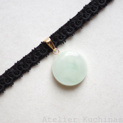 【訂製款】樹脂藝術圓形圖案、梭編蕾絲和天鵝絨絲帶項鍊“遙遠的迴聲” 第4張的照片