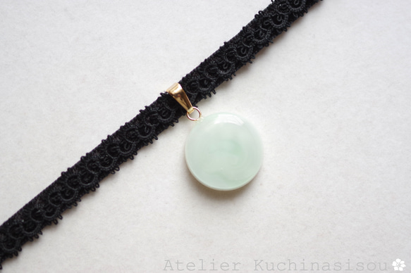 【訂製款】樹脂藝術圓形圖案、梭編蕾絲和天鵝絨絲帶項鍊“遙遠的迴聲” 第4張的照片