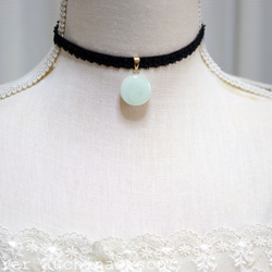 【訂製款】樹脂藝術圓形圖案、梭編蕾絲和天鵝絨絲帶項鍊“遙遠的迴聲” 第1張的照片