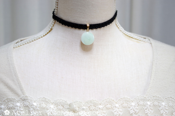 【訂製款】樹脂藝術圓形圖案、梭編蕾絲和天鵝絨絲帶項鍊“遙遠的迴聲” 第1張的照片