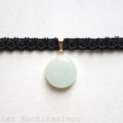 【訂製款】樹脂藝術圓形圖案、梭編蕾絲和天鵝絨絲帶項鍊“遙遠的迴聲” 第3張的照片