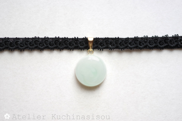 【訂製款】樹脂藝術圓形圖案、梭編蕾絲和天鵝絨絲帶項鍊“遙遠的迴聲” 第3張的照片