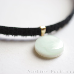 【訂製款】樹脂藝術圓形圖案、梭編蕾絲和天鵝絨絲帶項鍊“遙遠的迴聲” 第5張的照片