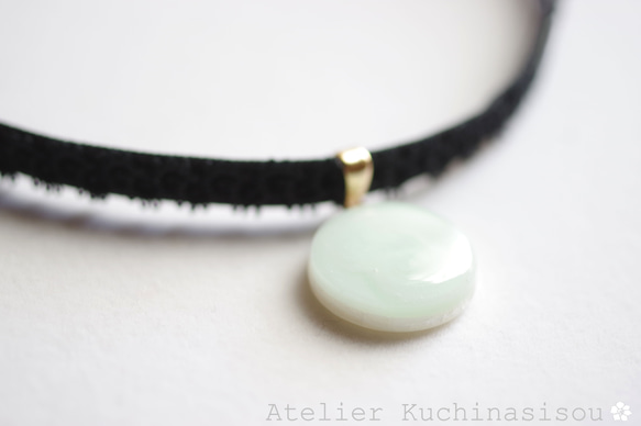 【訂製款】樹脂藝術圓形圖案、梭編蕾絲和天鵝絨絲帶項鍊“遙遠的迴聲” 第5張的照片