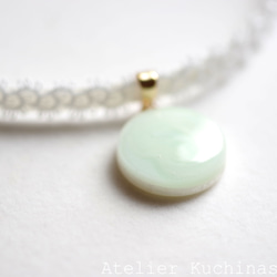 【訂製款】樹脂藝術圓形圖案、梭編蕾絲和緞帶項鍊“遙遠的迴聲” 第1張的照片