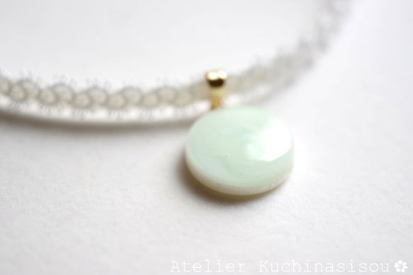 【訂製款】樹脂藝術圓形圖案、梭編蕾絲和緞帶項鍊“遙遠的迴聲” 第1張的照片