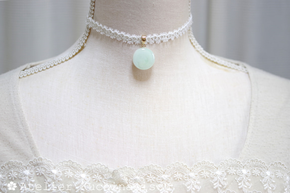 【訂製款】樹脂藝術圓形圖案、梭編蕾絲和緞帶項鍊“遙遠的迴聲” 第2張的照片