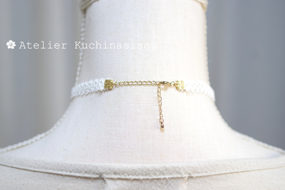 【訂製款】樹脂藝術圓形圖案、梭編蕾絲和緞帶項鍊“遙遠的迴聲” 第6張的照片