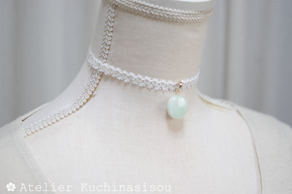 【訂製款】樹脂藝術圓形圖案、梭編蕾絲和緞帶項鍊“遙遠的迴聲” 第3張的照片