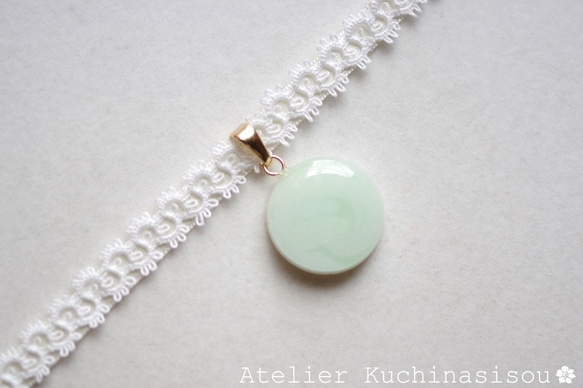 【訂製款】樹脂藝術圓形圖案、梭編蕾絲和緞帶項鍊“遙遠的迴聲” 第5張的照片