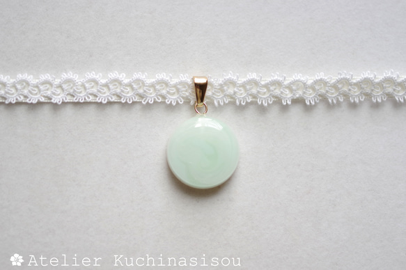 【訂製款】樹脂藝術圓形圖案、梭編蕾絲和緞帶項鍊“遙遠的迴聲” 第4張的照片