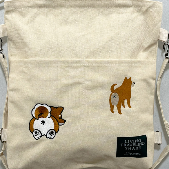 背面印有柴犬圖案的帆布雙向肩背手提包，附拉鍊封口和內袋，A4尺寸（象牙色） 第2張的照片