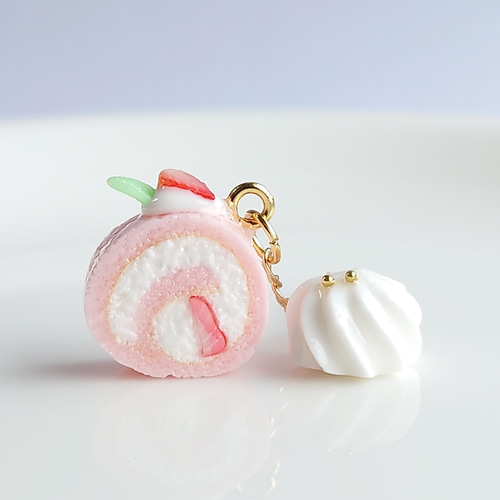 ハンドメイド　ロールケーキ　フェイクスイーツ　チャーム　キーホルダー　いちご チャーム ミニチュアロールケーキ いちご バックチャーム キーホルダー