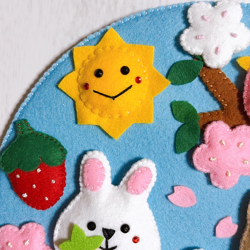 春のピクニックフェルトリース＊玄関飾り＊季節の壁飾り 約20cm リース