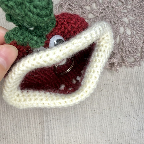 受注制作】いちごのパクパクモンスター（ボルドー） いちご雑貨 編み物