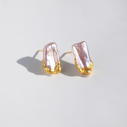 みずみずしい照り　金箔とピンクバロックパールのピアス　ユニーク形状のパール　アレルギーフリー 3枚目の画像