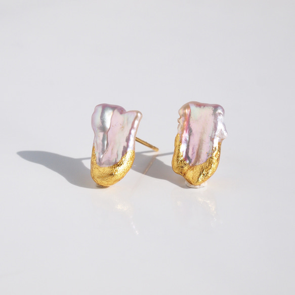 みずみずしい照り　金箔とピンクバロックパールのピアス　ユニーク形状のパール　アレルギーフリー 1枚目の画像