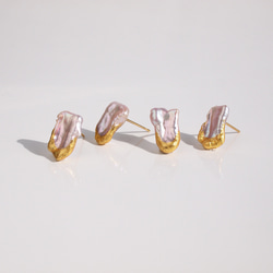 みずみずしい照り　金箔とピンクバロックパールのピアス　ユニーク形状のパール　アレルギーフリー 4枚目の画像