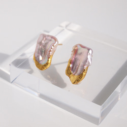 みずみずしい照り　金箔とピンクバロックパールのピアス　ユニーク形状のパール　アレルギーフリー 9枚目の画像