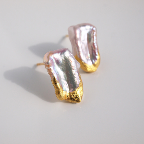 みずみずしい照り　金箔とピンクバロックパールのピアス　ユニーク形状のパール　アレルギーフリー 8枚目の画像