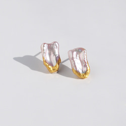 みずみずしい照り　金箔とピンクバロックパールのピアス　ユニーク形状のパール　アレルギーフリー 2枚目の画像