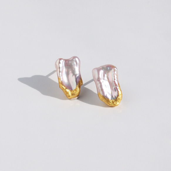 みずみずしい照り　金箔とピンクバロックパールのピアス　ユニーク形状のパール　アレルギーフリー 2枚目の画像