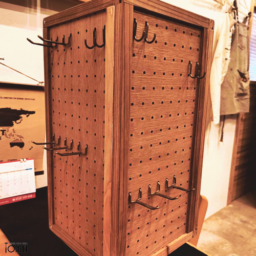 木製額パネルサイズ45cm×95cm 厚み4cm店舗什器 店舗什器 アンティーク くるくる回転4面穴あきパネル什器 オークcol. 棚・シェルフ・ラック