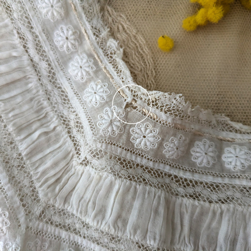 フランスアンティーク 白糸刺繍とピンタックの小さなブラウス レース