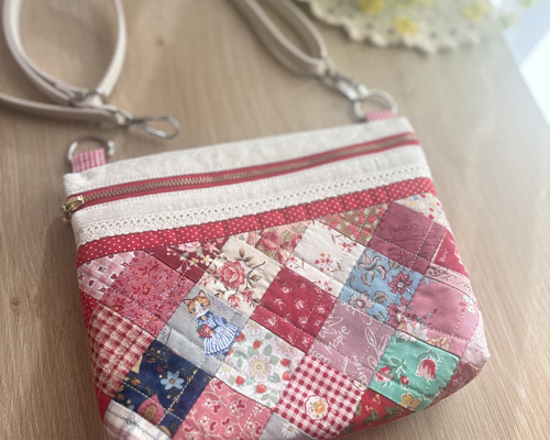 スマホショルダー(ストラップ付き)パッチワークキルト サコッシュ