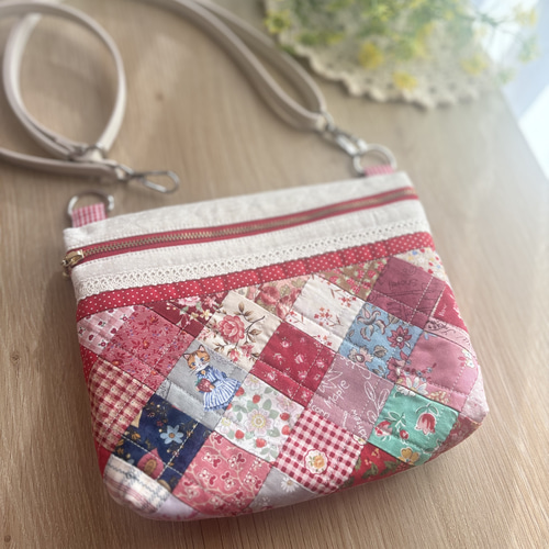 スマホショルダー(ストラップ付き)パッチワークキルト サコッシュ