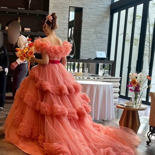 コーラルピンク ストラップレスドレス　ショール付き 実例写真！カラードレス オフショルダー ラッフルフリル コーラル