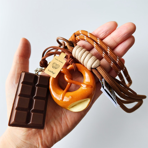 プレッツェル＆チョコレート キーホルダー｜じゃらじゃら揺れるパン