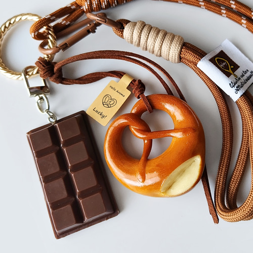 プレッツェル＆チョコレート キーホルダー｜じゃらじゃら揺れるパン